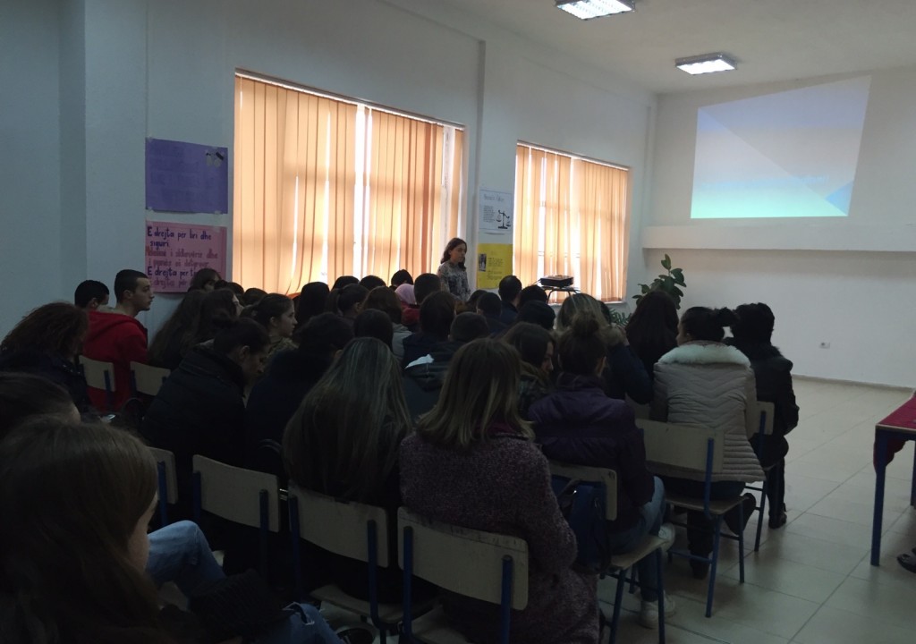 Aktivitet i organizuar nga ‪Akademia Rinore‬ ne qytetin e Peshkopise me nxenes, mesues, perfaqesues te qeverisjes vendore dhe OJF lokale