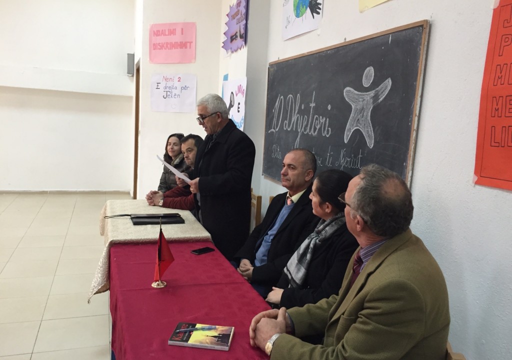 Aktivitet i organizuar nga ‪Akademia Rinore‬ ne qytetin e Peshkopise me nxenes, mesues, perfaqesues te qeverisjes vendore dhe OJF lokale