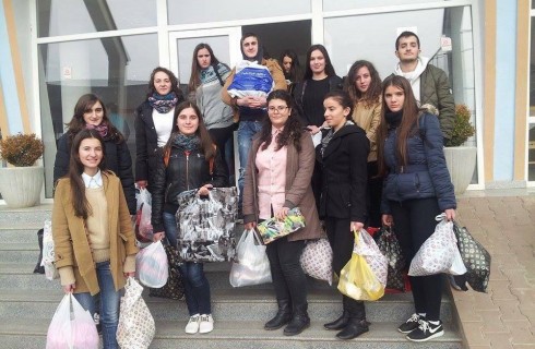 Anetare te ‪‎Akademise Rinore‬ shperndajne ndihma per familjet ne nevoje ne qytetin e Peshkopise