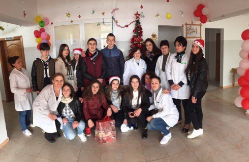 Anetare te ‪Akademise Rinore‬ ne Peshkopi vizitojne spitalin pediatrik te qytetit per te kaluar disa momente bashke me femijet e shtruar ne spital dhe familjare te tyre